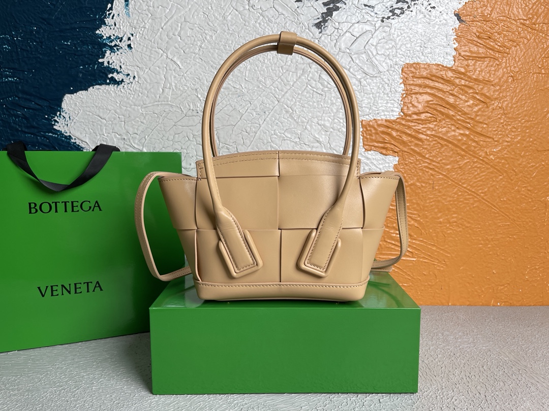 보테가베네타 Arco 인트레치아토 스몰 베이지 토트백